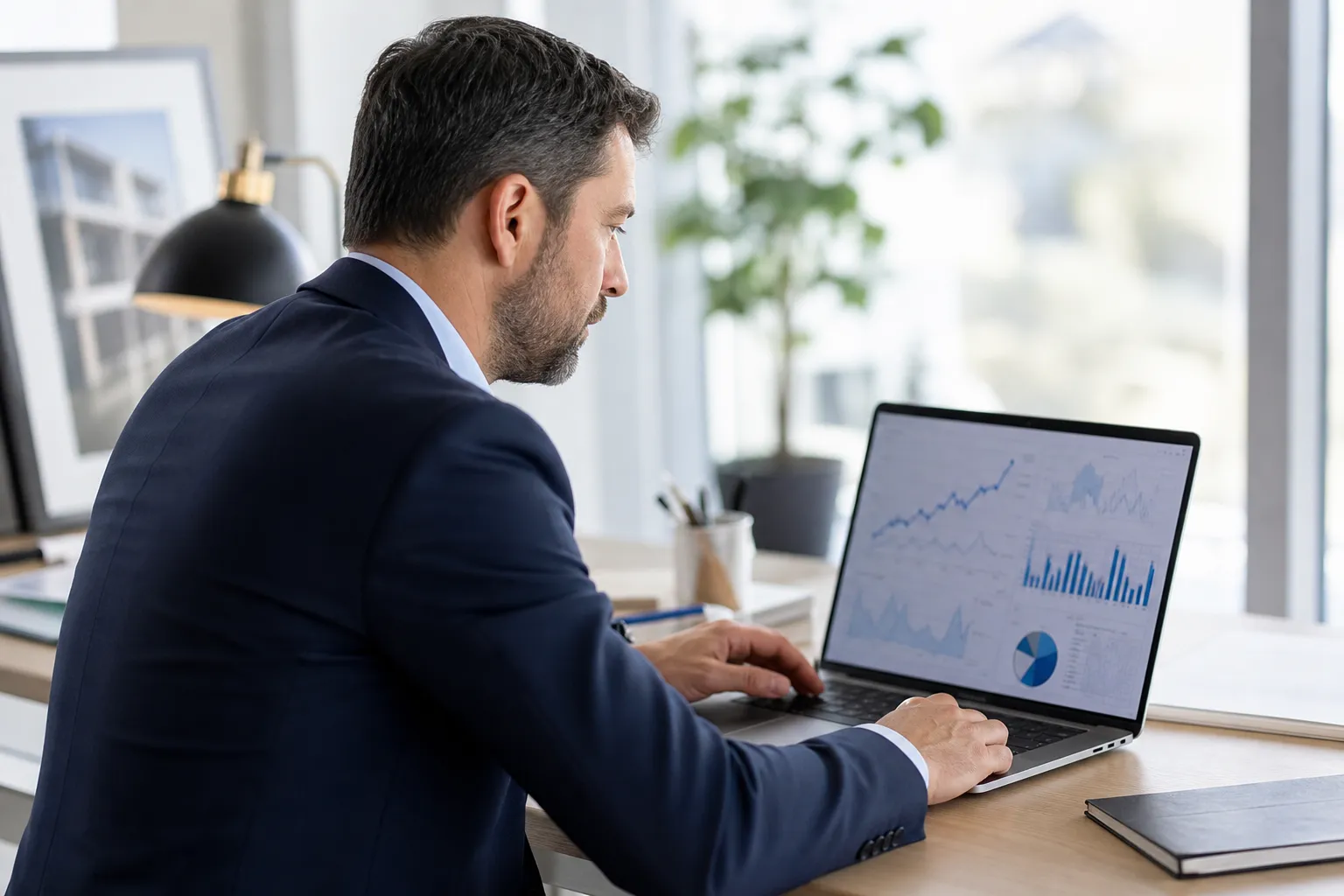 Expert comparant les données de marché pour valoriser un bien immobilier dans le 93