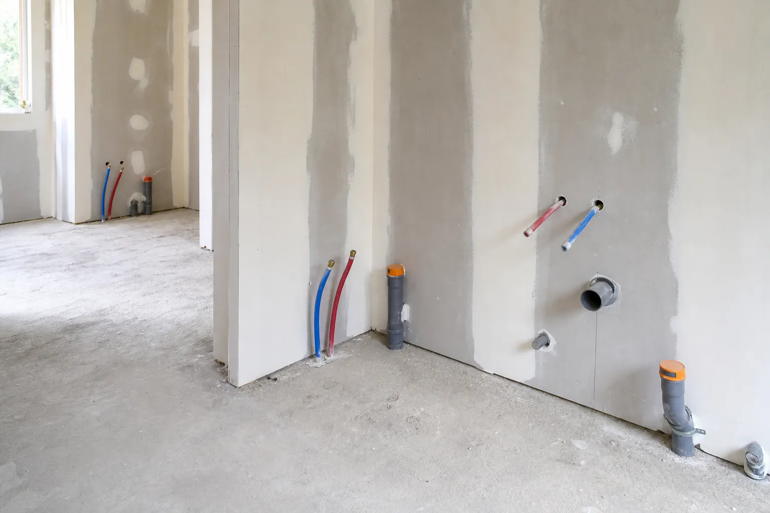 Attentes de plomberie, arrivées d'eau et évacuations d'une maison CCMI vérifiées lors de la visite cloisons par un expert Check my House en Seine-Saint-Denis (93)