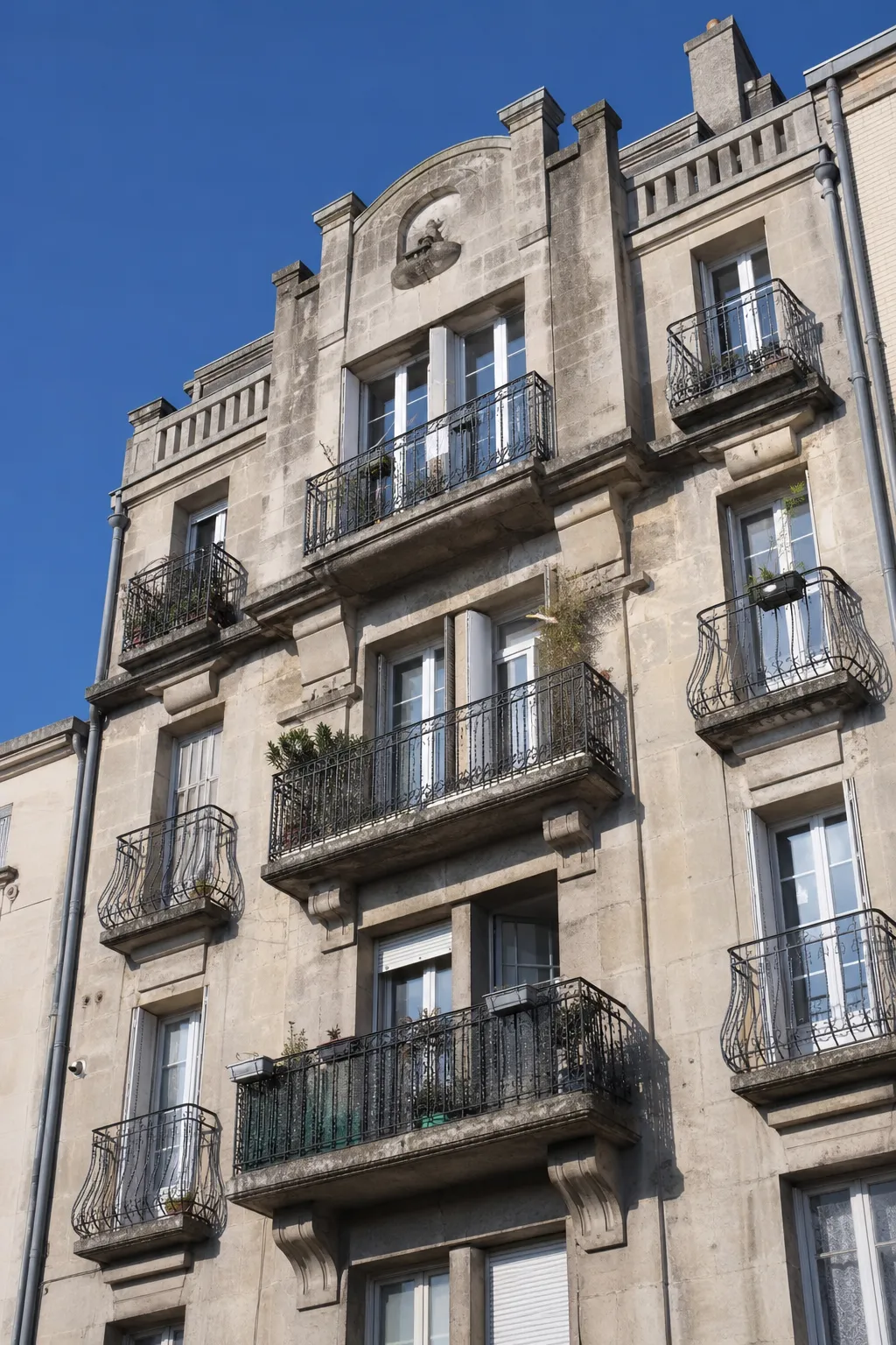 Balcons et garde-corps anciens à contrôler dans un immeuble du 93