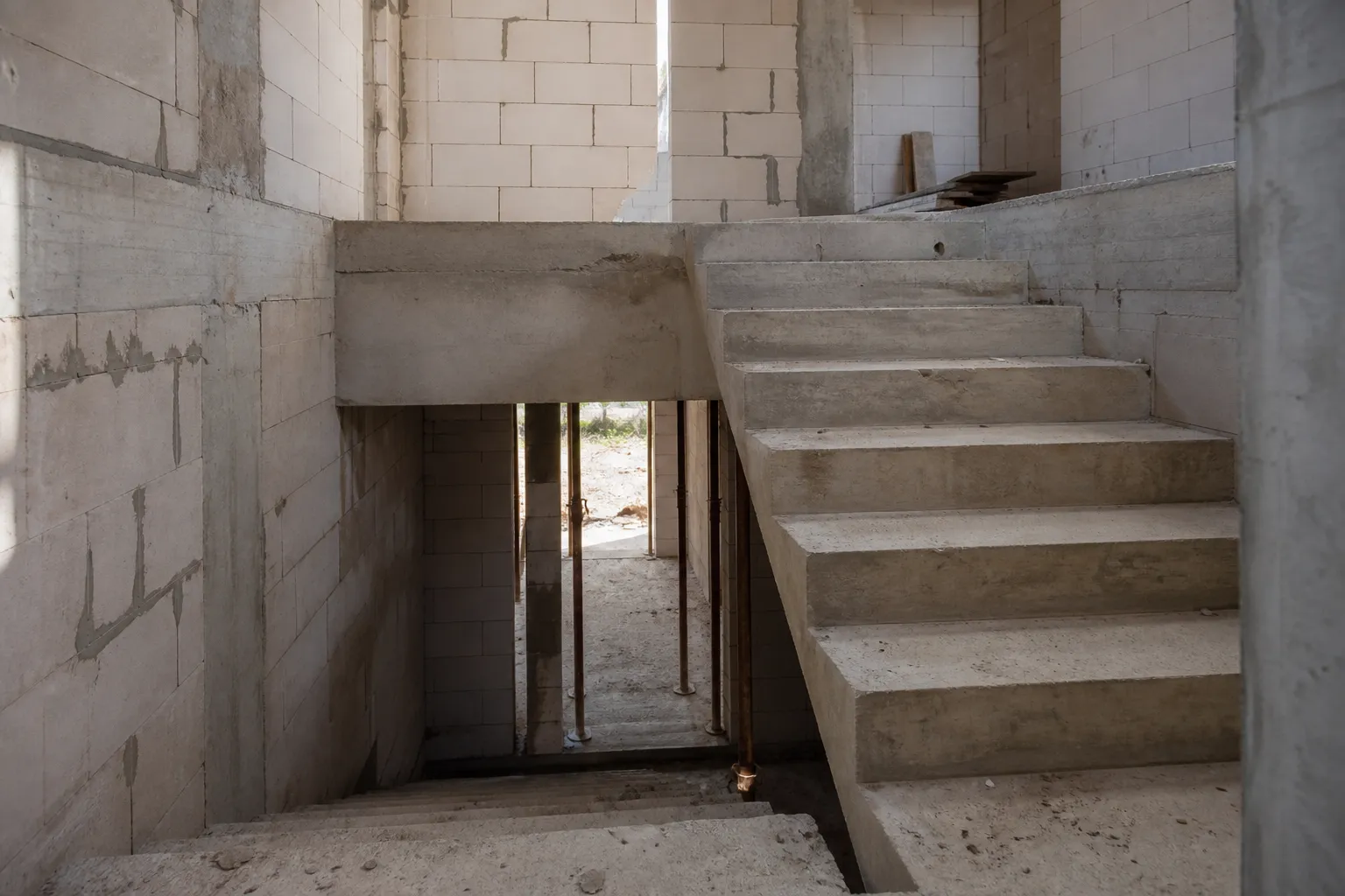 Escalier en béton d'une maison CCMI vérifié lors de la visite gros œuvre par un expert Check my House en Seine-Saint-Denis (93)