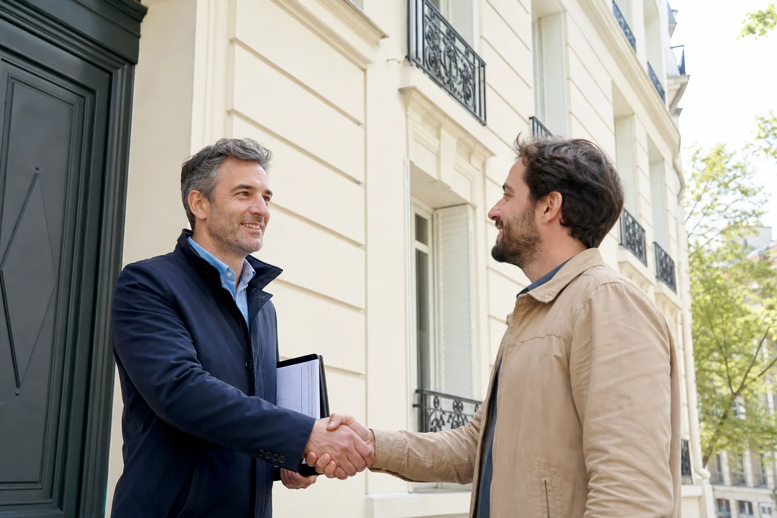 Expert independant conseillant un client a Aubervilliers