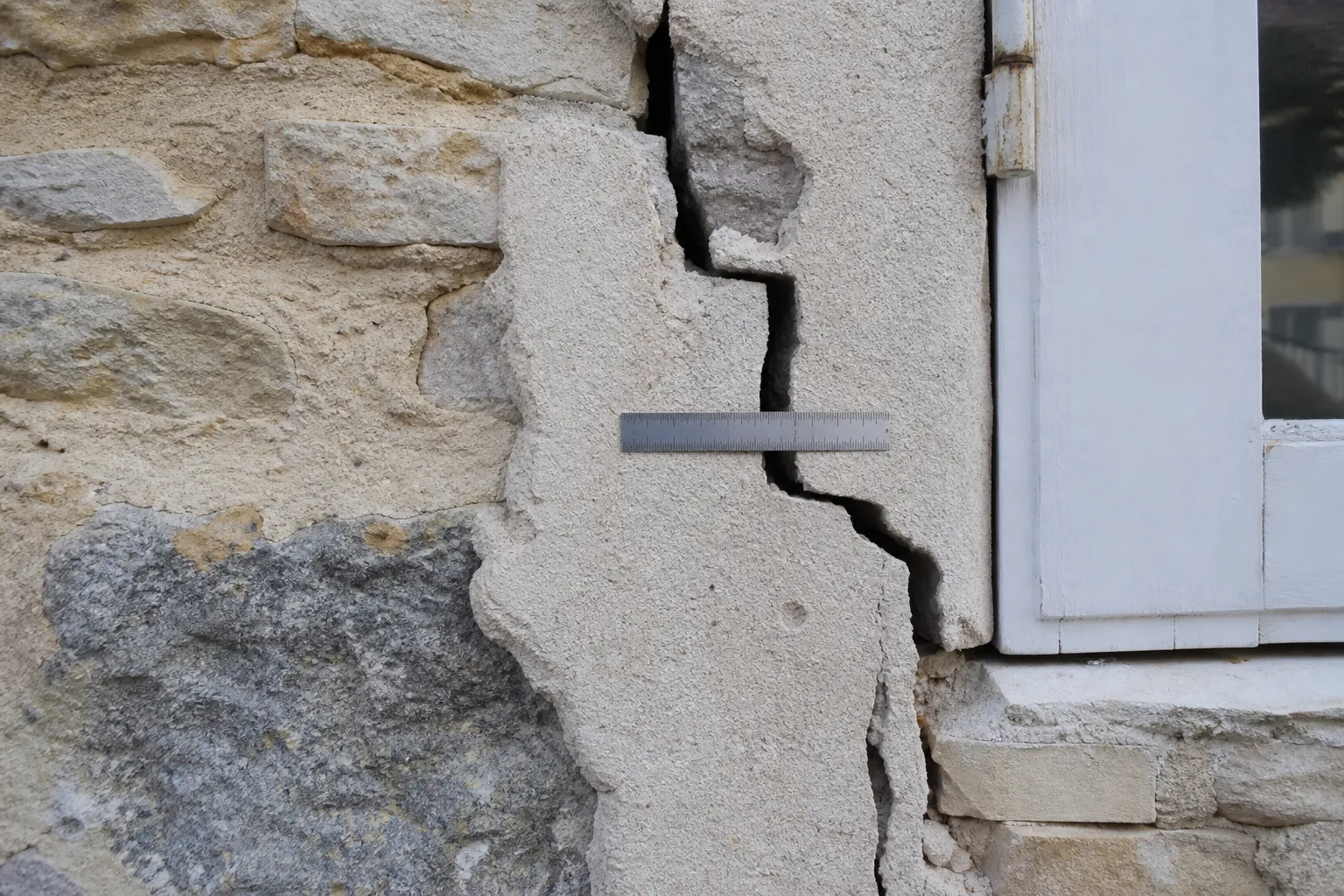 Mesure d'une fissure en escalier sur une facade a Saint-Denis