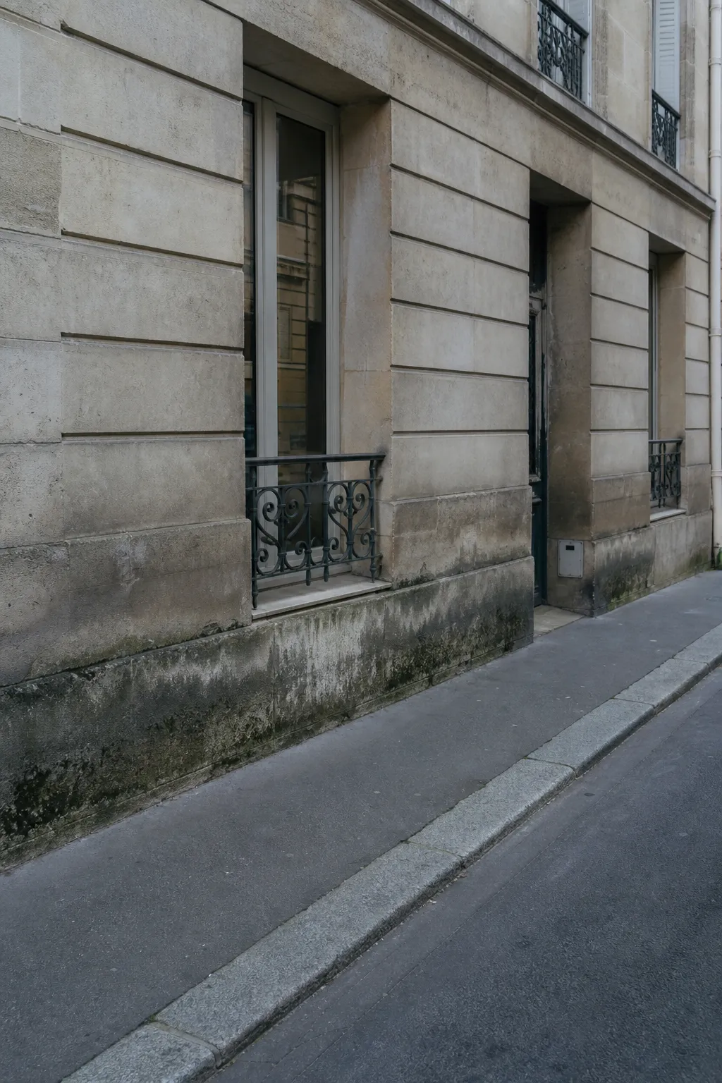 Humidité en rez-de-chaussée d'un immeuble ancien à Saint-Denis dans le 93