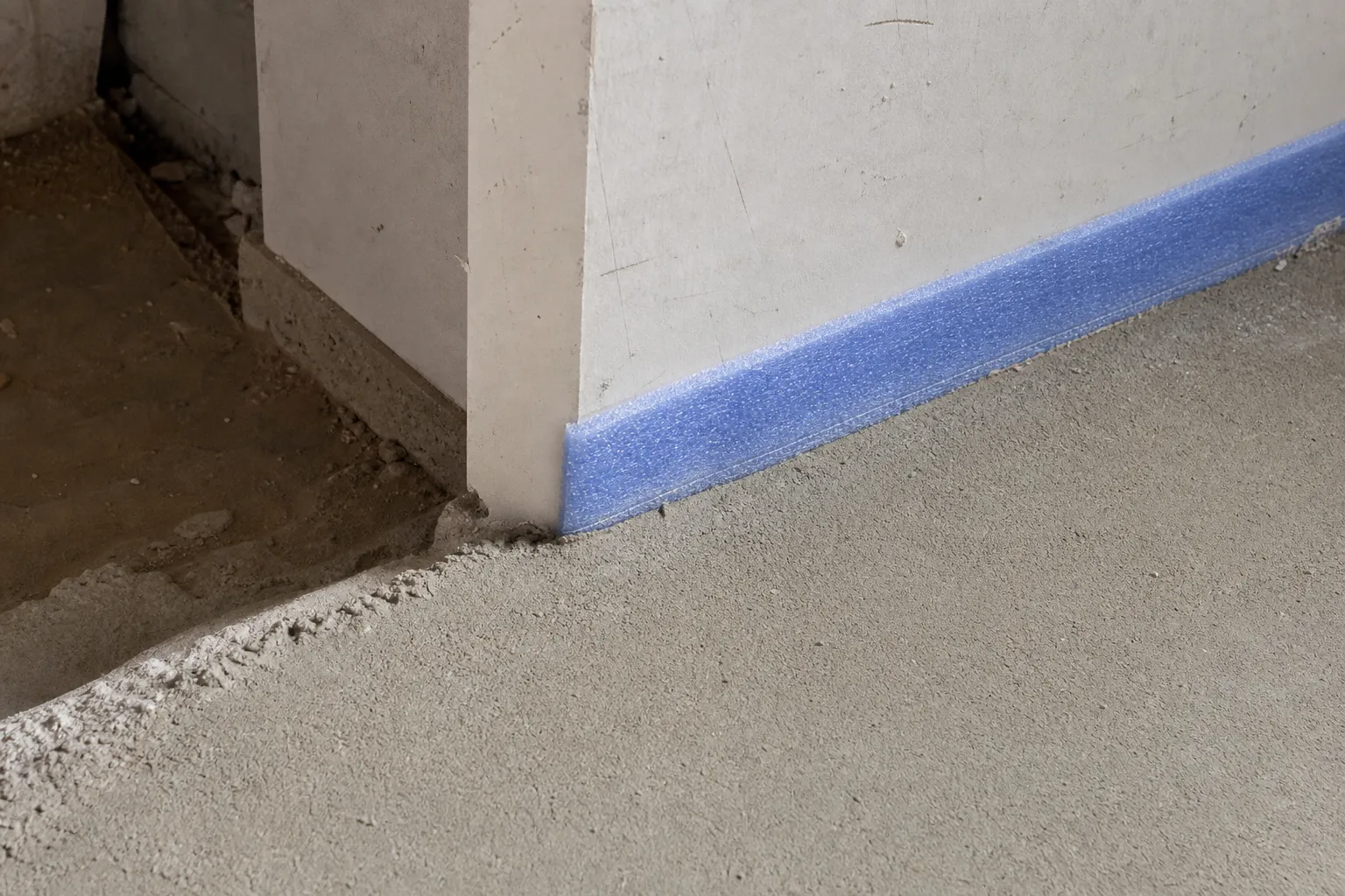 Joint périphérique de désolidarisation d'une chape de maison CCMI vérifié lors de la visite chape par un expert Check my House en Seine-Saint-Denis (93)
