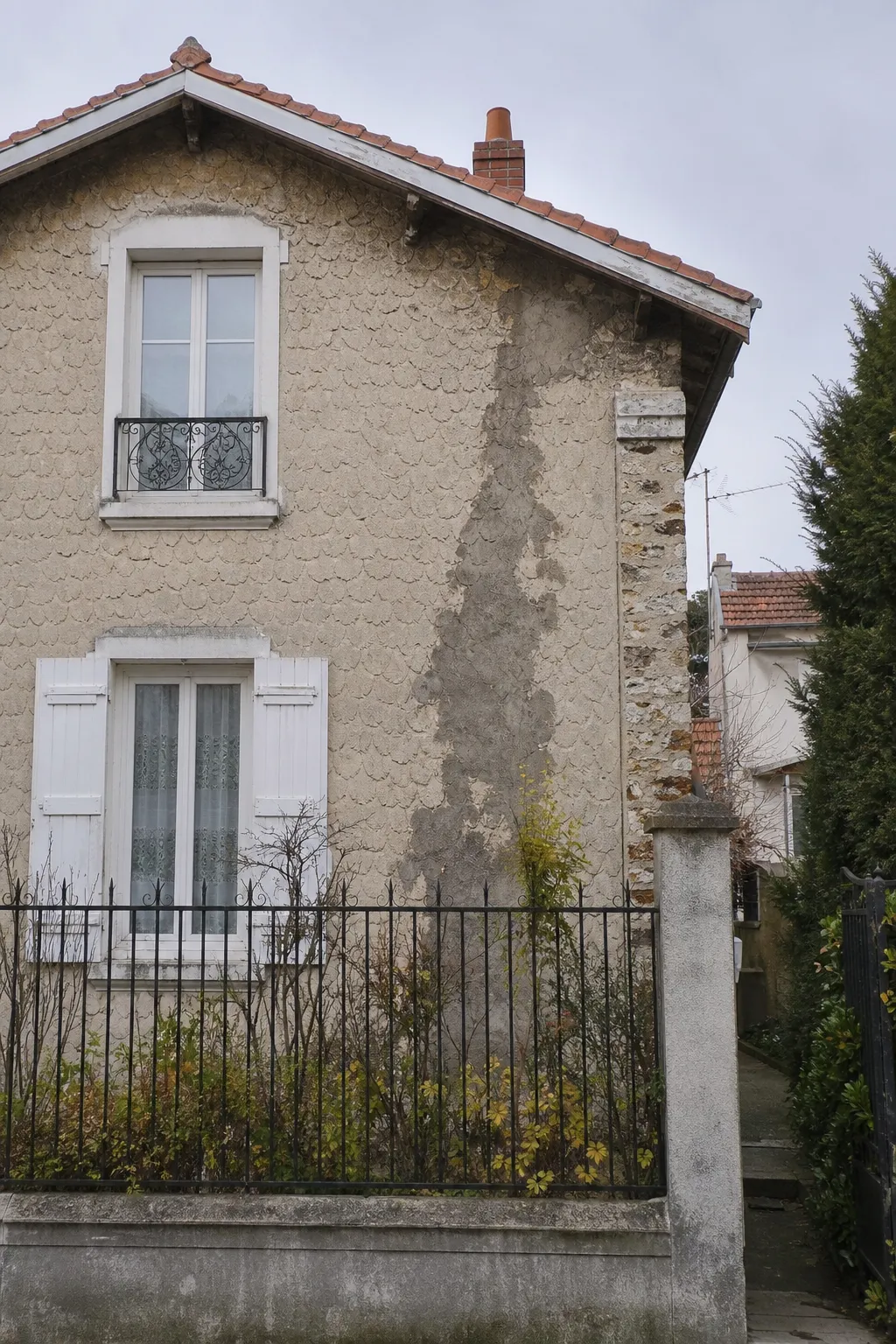 Pavillon en meulière ancien avec défaut caché découvert après achat dans le 93